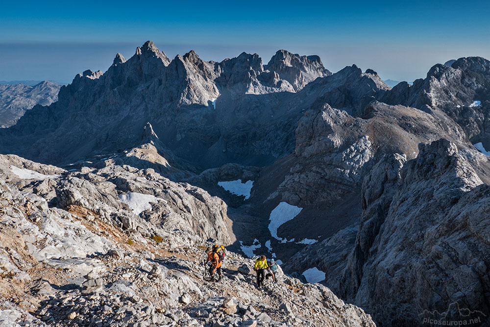 Subiendo a Torre Blanca, al fondo Torre Cerredo